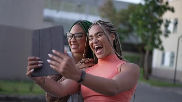 Две Молодые Черные Женщины Делают Селфи Планшетом Афро Американские Девушки — стоковое видео