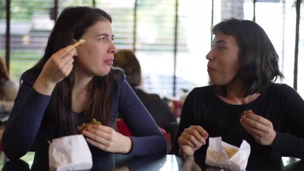 Dois Amigos Conversando Enquanto Almoçam Namoradas Conversa Comer Hambúrgueres Batatas — Vídeo de Stock