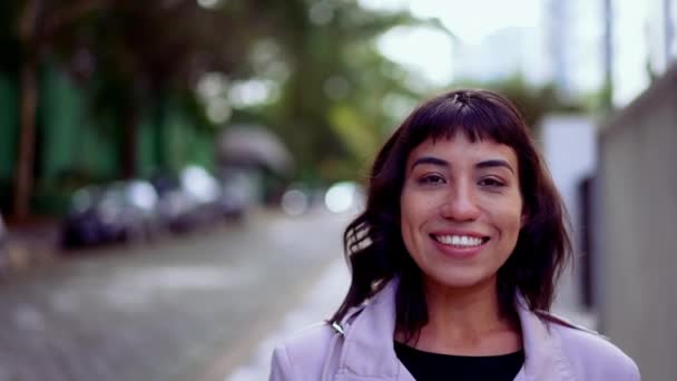 Menina Hispânica Confiante Caminha Fora Sorrindo Retrato Brasileiro Com Traços — Vídeo de Stock
