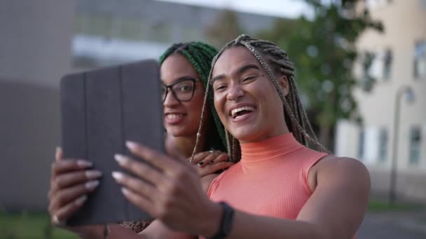 Dwie Młode Kobiety Rozmawiające Video Rodzinną Tabliczką Zewnątrz Afroamerykańska Dorosła — Wideo stockowe
