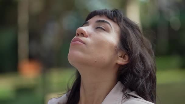 Созерцательная Молодая Женщина Смотрит Небо Человек Закрывает Глаза Медитации Девушка — стоковое видео
