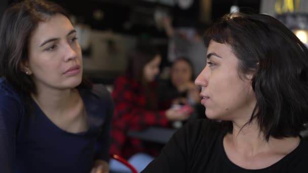 Deux Amies Qui Parlent Restaurant Ami Écoute Femme Parler — Video