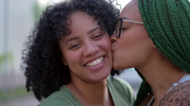 Dos Hermanas Negras Mostrando Amor Afecto Hermano Afroamericano Besando Amigo — Vídeo de stock