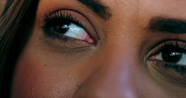 Düşünceli düşünceli bir insan, düşünceli bir kadının makro yakın çekimli gözleri.