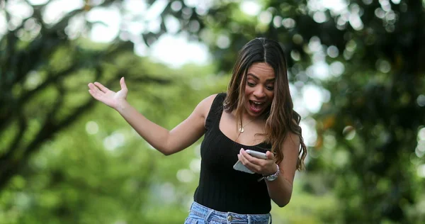 Mujer Hispana Recibiendo Mensaje Por Teléfono Celebrando Éxito —  Fotos de Stock