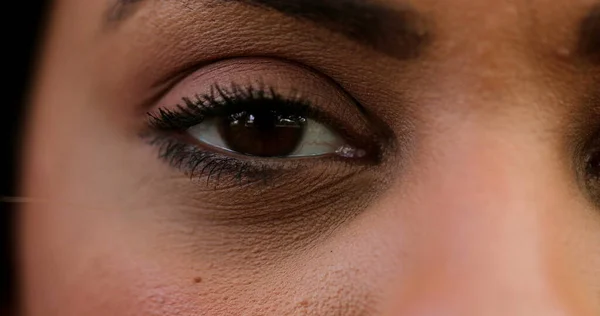 Mujer Hispana Abriendo Los Ojos Cámara Macro Primer Plano — Foto de Stock