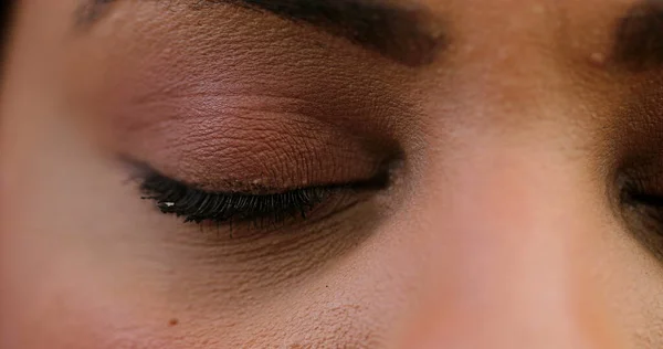 Hispanic Kvinna Öppna Ögon Till Kamera Makro Närbild — Stockfoto