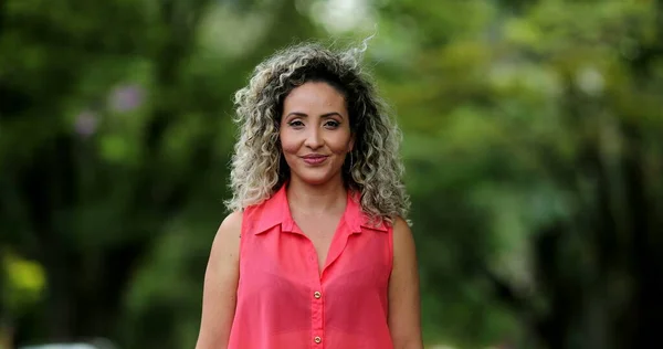 Retrato Hispânico Mulher Sorrindo Fora Parque Pessoas Reais Casuais — Fotografia de Stock