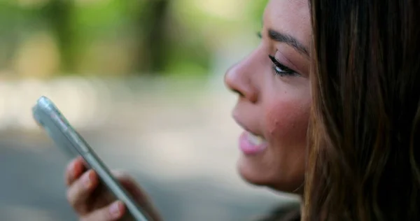 Persona Que Envía Mensaje Voz Dispositivo Del Teléfono Celular Primer —  Fotos de Stock