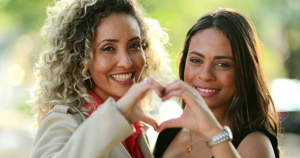 Pessoas Fazendo Símbolo Sinal Coração Com Mãos Sorrindo Para Câmera — Fotografia de Stock