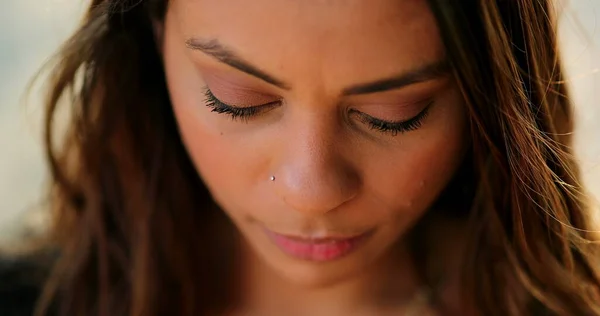 Pensive Doordachte Latina Jonge Vrouw Zoek Omhoog Denken — Stockfoto