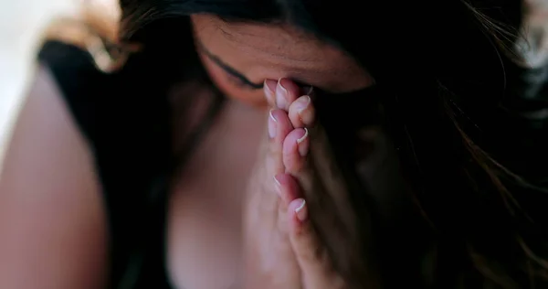 Nadějná Žena Modlí Aby Věci Zlepšily Smíšené Závodní Dívka Ruce — Stock fotografie