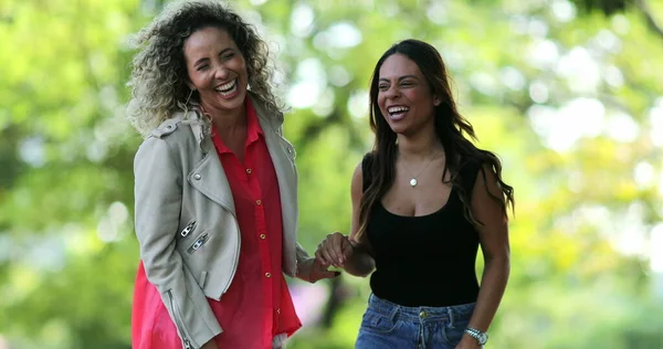 Zwei Beste Freundinnen Unterhalten Sich Auf Der Straße Lachen Und — Stockfoto