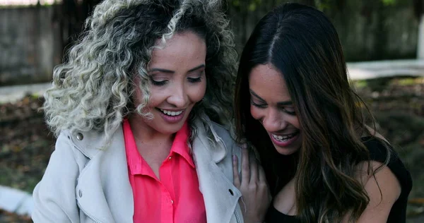 Dos Amigas Riéndose Juntas Contenido Divertido Línea Dispositivo Teléfono Celular —  Fotos de Stock