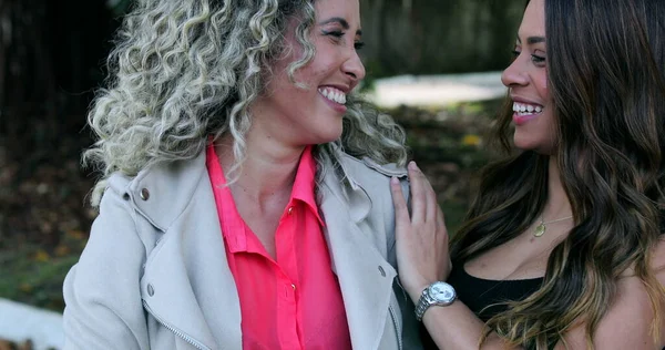 Két Női Barátok Nevetnek Együtt Vicces Online Tartalom Mobiltelefon Eszköz — Stock Fotó