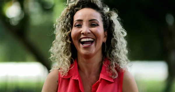 Relajarse Mujer Los Años Sonriendo Riendo Fuera Retrato Latina Persona — Foto de Stock