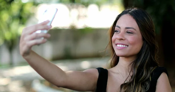 Menina Latina Bastante Hispânica Leva Selfie Com Smartphone Fora — Fotografia de Stock