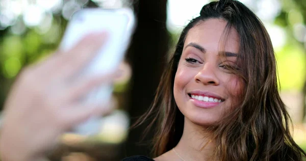 Menina Latina Bastante Hispânica Leva Selfie Com Smartphone Fora — Fotografia de Stock