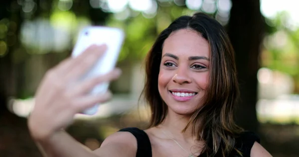 Ganska Hispanic Latinska Flicka Tar Selfie Med Smartphone Utanför — Stockfoto