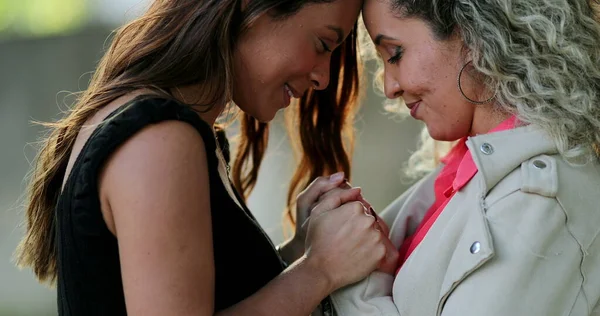 Twee Gelukkige Vrouwen Die Elkaars Hand Vasthouden Omhelzen Vriendinnen Die — Stockfoto