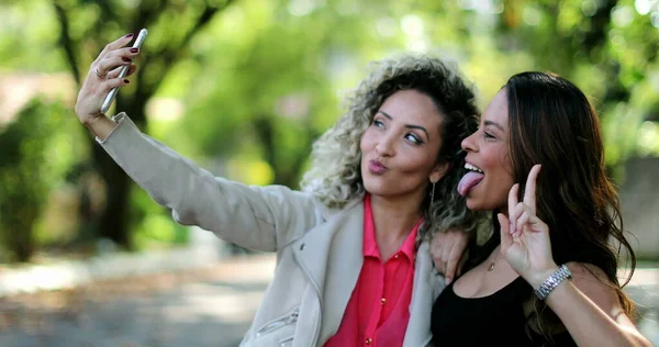 Dois Amigos Tirar Selfie Juntos Mulheres Tirando Foto Com Smartphone — Fotografia de Stock
