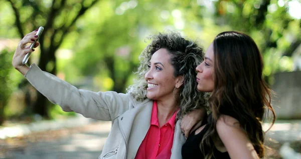Dos Amigos Tomando Selfie Juntos Mujeres Tomando Fotos Con Smartphone —  Fotos de Stock
