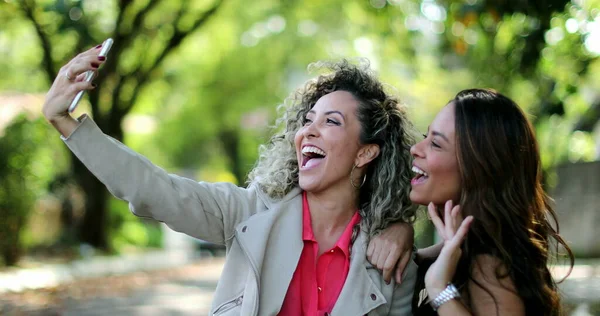 Two Friends Taking Selfie Together Women Taking Photo Smartphone — Stock Photo, Image