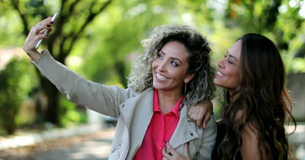 Dos Amigos Tomando Selfie Juntos Mujeres Tomando Fotos Con Smartphone —  Fotos de Stock
