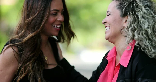 Dois Amigos Compartilhando Tela Rindo Sorrindo Juntos Conteúdo Mídia Internet — Fotografia de Stock