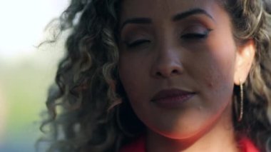  Egzotik İspanyol kadın. 30 'larında, güneş ışığında. Ciddi bir yüz ifadesi portresi.