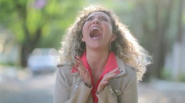 Harika haberleri kutlayan kadın sevinçle bağırıyor.