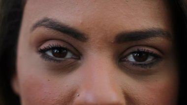 Latin asıllı siyah kız makro gözler kameraya yakından bakıyor..
