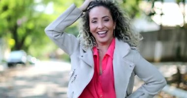 Başarıyı kutlamak için dans eden eğlenceli ve mutlu insan. Hispanik insan neşeyle dans eder.