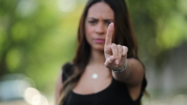 Spanisch Frau Genervt Machen Stoppschild Mit Der Hand Nein Sagen — Stockvideo