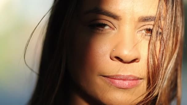 Exótico Hermoso Hispano Mestizo Mujer Retrato Cara Luz Del Sol — Vídeo de stock