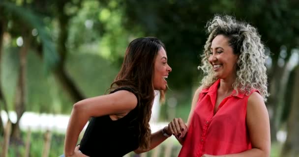 Ehrliche Frauen Lachen Zusammen Menschen Wirklichen Leben Lachen Und Lächeln — Stockvideo