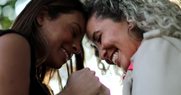 Zwei Glückliche Frauen Halten Händchen Und Umarmen Sich Freundinnen Umarmen — Stockvideo