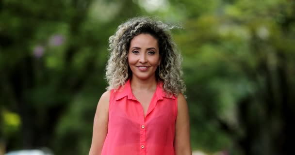 Portrait Hispanische Frau Lächelt Draußen Park Lässige Echte Menschen — Stockvideo