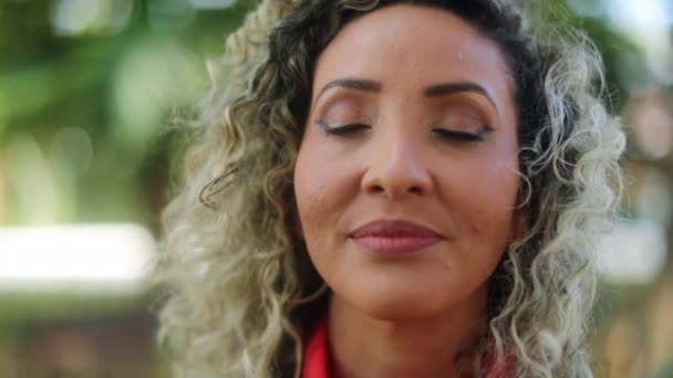 Mulher Hispânica Respirando Fundo Fora Meditação Pessoa Relaxante Livre — Vídeo de Stock