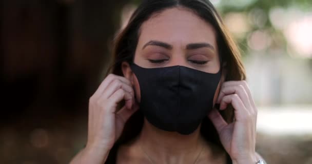 パンデミックの陰鬱な顔のマスクの端を取り除くラテン語の女性 — ストック動画