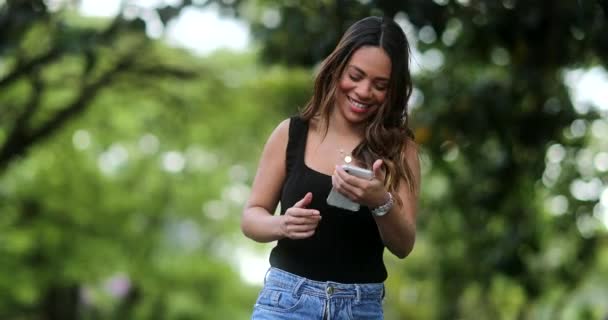 Mulher Brasileira Rindo Enquanto Segurava Dispositivo Celular Fora — Vídeo de Stock