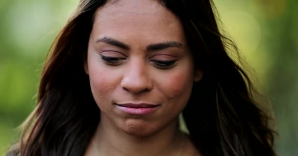 Pensif Bijaksana Hispanik Wanita Merasa Bingung Dan Ragu Ragu — Stok Video