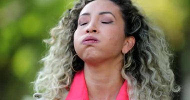 Stresli bir kadın endişeli ve gergin..