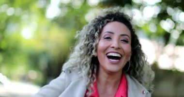 Mutlu İspanyol kadın havadayken sevinçten havalara uçuyor.