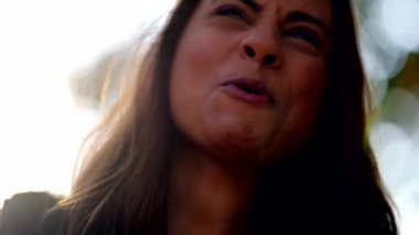 Hispanik kadın. Duygusal tepki. Kendinden geçmiş.