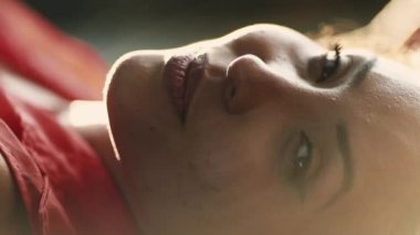 30 'lu yaşlarda Latin bir kadın doğada çimlerin üzerinde yatıyor.