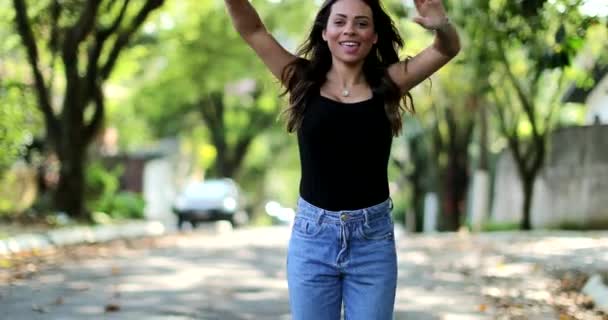 Nadšený Brazilský Žena Slaví Skákání Radostí Štěstím — Stock video