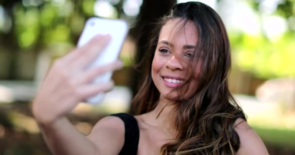 Brasilianische Junge Frau Macht Selfie Mit Smartphone — Stockvideo