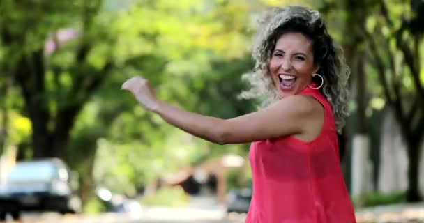 Щаслива Іспаномовна Жінка Танцює Вулиці Святкуючи Життя — стокове відео