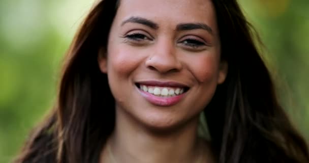 Brasilianische Latina Junge Frau Porträt Gemischte Rasse Person Nahaufnahme Gesicht — Stockvideo